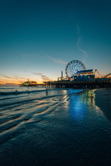 Naklejka premium The Santa Monica Pier at sunset, in Los Angeles, California