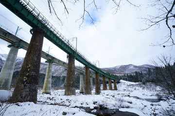 雪景色に映える美しい鉄道橋
