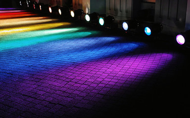 地面を照らすカラフルな照明