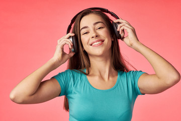 Naklejka premium young woman listening to music with headphones