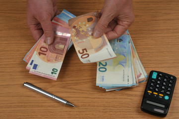 Compter des billets de banque en euro