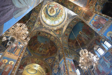 Fototapeta na wymiar Voûtes de l'Eglise Saint-Sauveur à Saint-Pétersbourg, Russie