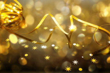goldene leuchtende papierschlange mit konfetti sternen als fest dekoration nahaufnahme