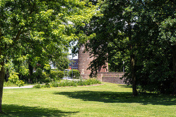Fototapeta na wymiar Eulentürme Klever Tor in Xanten vom Stadtpark aus Süden