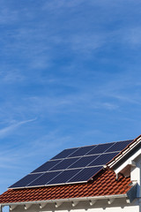 Fototapeta premium solar panels on a rooftop of a new building