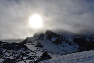 Cumbre del Gorbea oculta por la niebla