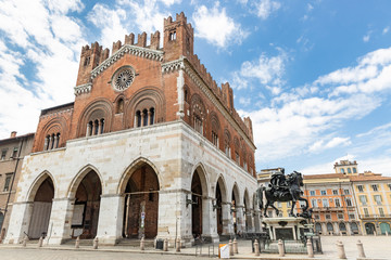 Palazzo Comunale Palace (il Gotico) in Piacenza main square (Piazza Cavalli), Emilia-Romagna region, Italy  - obrazy, fototapety, plakaty