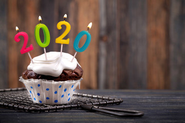 cup cake 2020 mit Kerzen