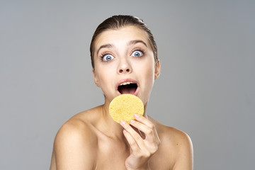 woman eating an apple