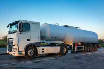 Camion cisterna de mercancias peligrosas.