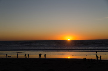 Naklejka premium Beachgoers watch sunset near Crystal Pier in San Diego