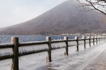 冬の男体山と中禅寺湖