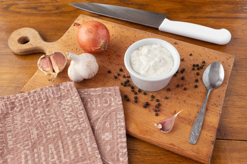 Sauce with garlic, onion, sour cream and peper