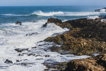 Fototapeta premium Rocas en la costa golpeadas por las olas del mar