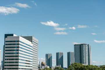 東京都港区汐留の高層ビルが立ち並ぶ街並み