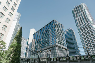 東京都港区新橋の高層ビルが立ち並ぶ街並み