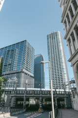 Obraz premium 東京都港区新橋の高層ビルが立ち並ぶ街並み