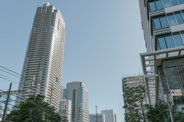 Obraz premium 東京都港区新橋の高層ビルが立ち並ぶ街並み