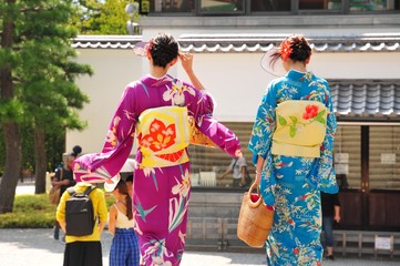伏見稲荷神社にて浴衣女性