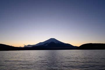 葉書や年賀状にピッタリな美しい広角の富士山