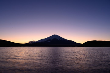 Naklejka na ściany i meble 葉書や年賀状にピッタリな美しい広角の富士山