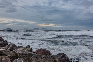 Obraz premium Churning sea during a winter storm in southern Iceland with cloudy sky