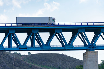 Camion con remolque frigorifico circulando por un puente
