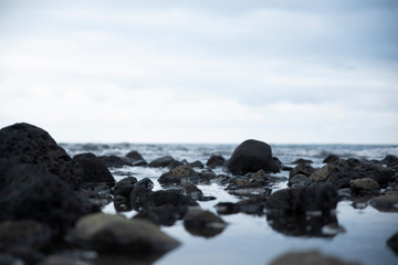 Fototapeta na wymiar 바닷가에 있는 작은 바위들 그리고 파도