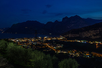 Gardasee, Riva, Torbole bei Nacht