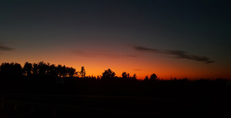 산 근처 저녁노을