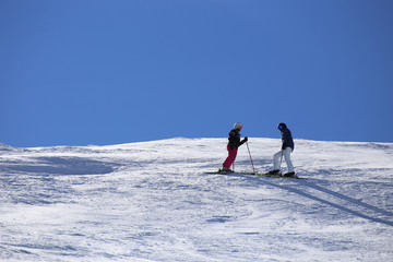 Skifahrer genie&szlig;en die Aussicht