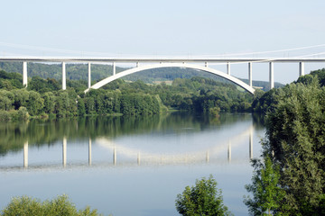 eisenbahnbrücke über einem see