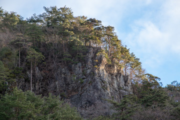 朝日に照らされる美しい崖