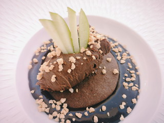 Delicioso postre de chocolate y manzana con almendra