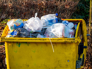 Gelbe Tonne mit Plastikmüll