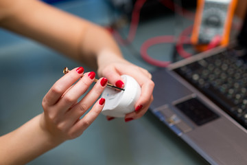 girl parses a computer mouse for repair