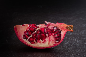 ざくろ　Bright red and beautiful pomegranate fruit