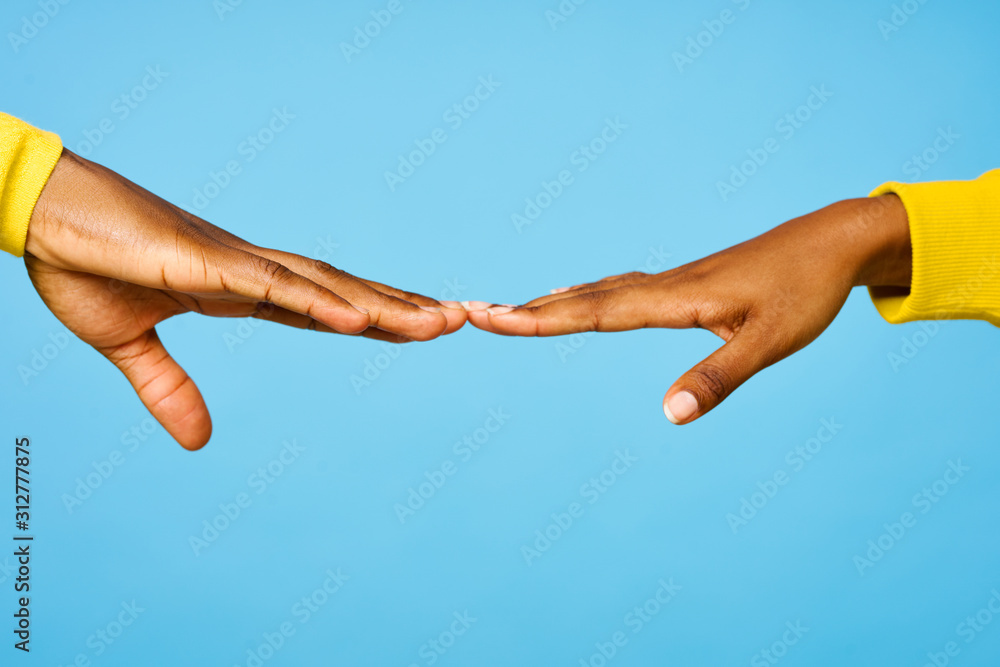 Wall mural couple holding hands