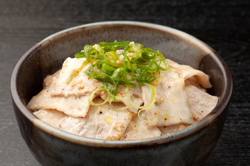 豚バラネギ塩丼
