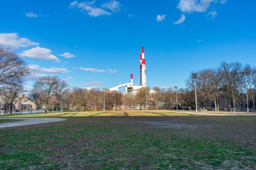 Obraz premium Queensbridge Park in Long Island City Queens New York with Open Space and Smoke Stacks from a Power Plant