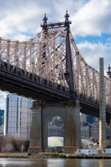 Obraz premium Queensboro Bridge along the East River in New York City