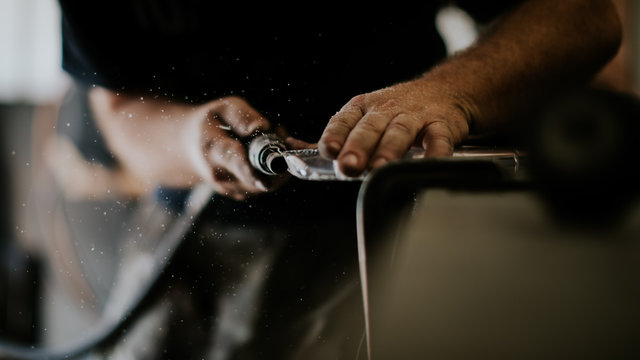 Artisan en action dans son atelier 