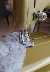Ancienne machine à coudre avec un tissu