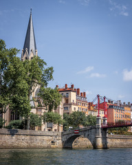 Eglise Saint Georges dans le Vieux Lyon cachée par un arbre en été depuis la rivière Saone