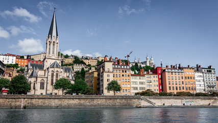 Fototapeta na wymiar Panorama du quartier Vieux Lyon depuis la rivière Saône en été