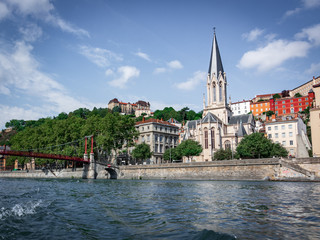 Fototapeta premium Eglise Saint Georges dans le Vieux Lyon en été depuis la rivière Saone