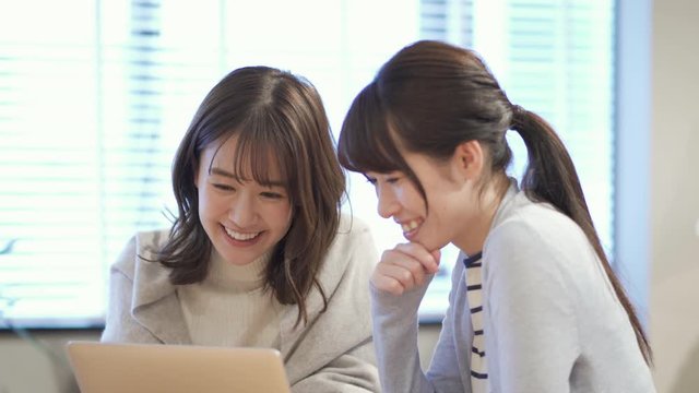 カフェでノートパソコンを操作している女性