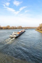 Binnenschiff mit Container beladen auf dem Rhein