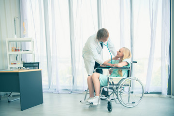 Obraz premium Doctor reassuring young woman in modern clinic