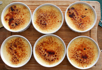 Ramequin avec des crèmes brulées